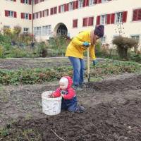Mutter und Tocher am gemeinsamen Werk