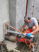 Kernbohrungen in die Klostermauer