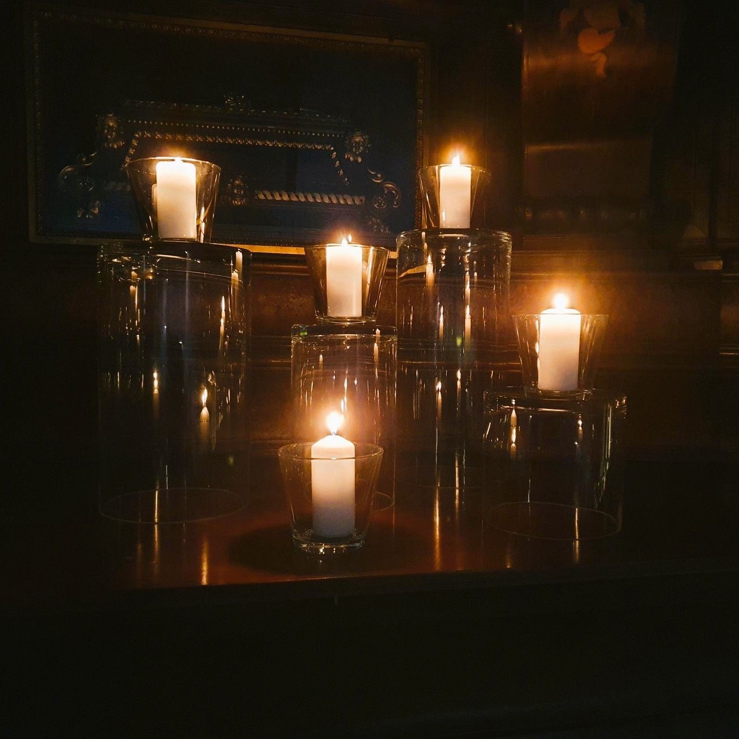 Stille in der Klosterkirche bei Kerzenlicht